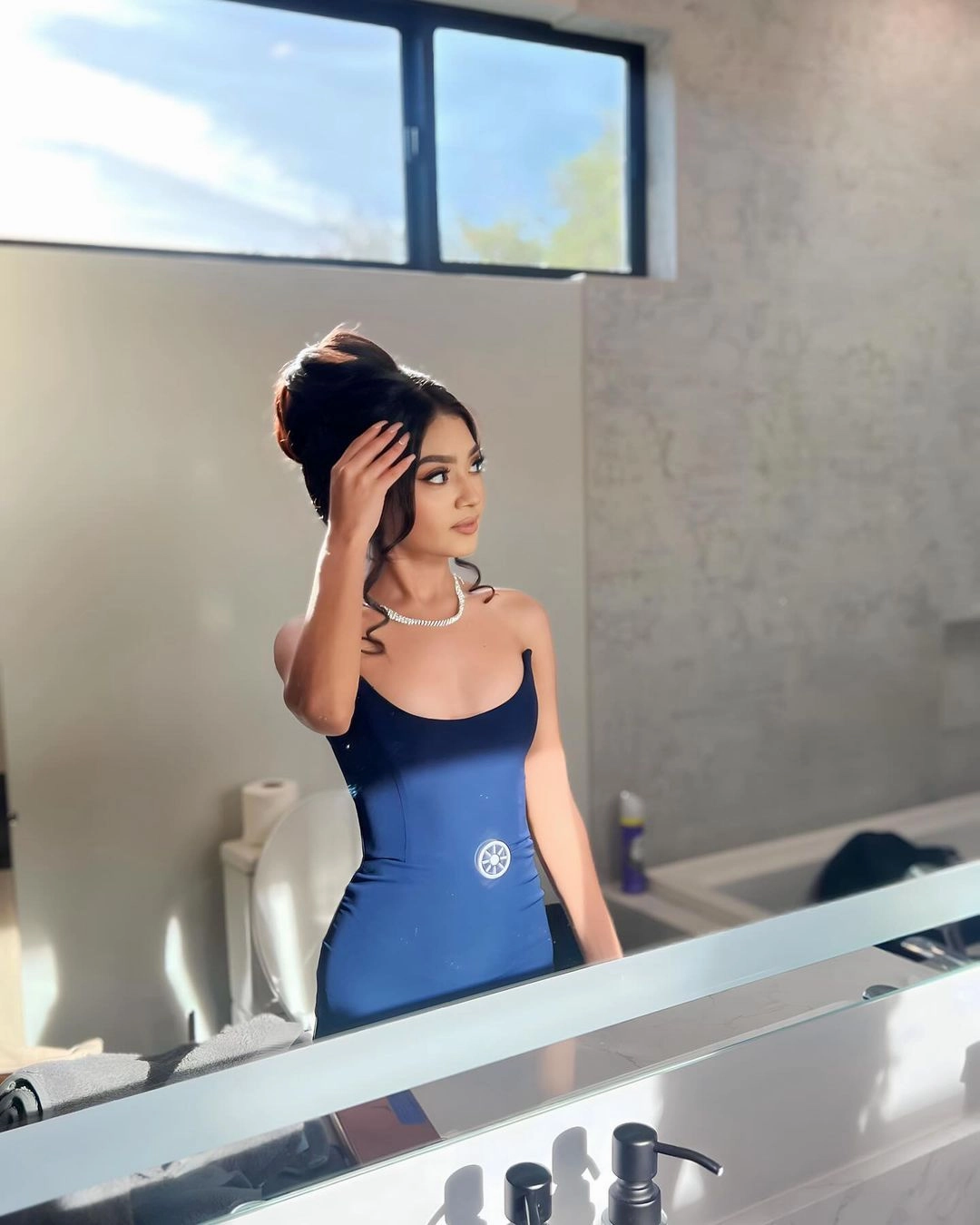 Lightweight Material Inner Smile Celine Gown - Navy