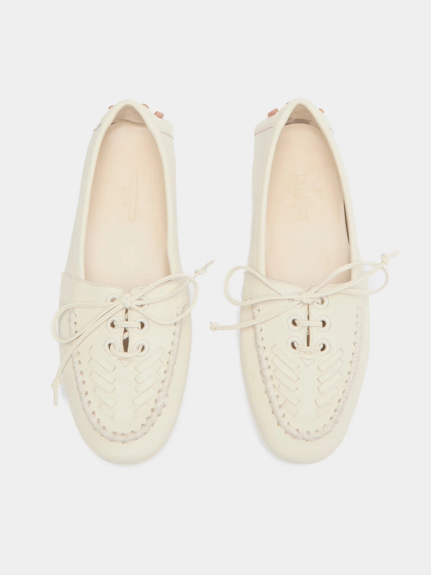 Comfortable Moisture Wick Driver Moccasin in Ecru Embroidered Leather