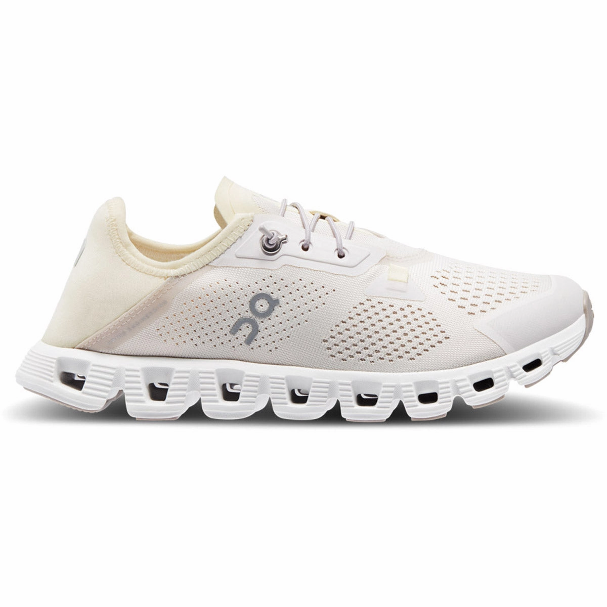 outdoor sole running in a field shoes Women's Cloud 5 Coast